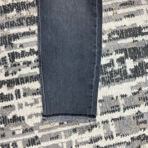 Good American Highrise Black Grey Fringe Fray Accent Jeans - Picture 8 of 15